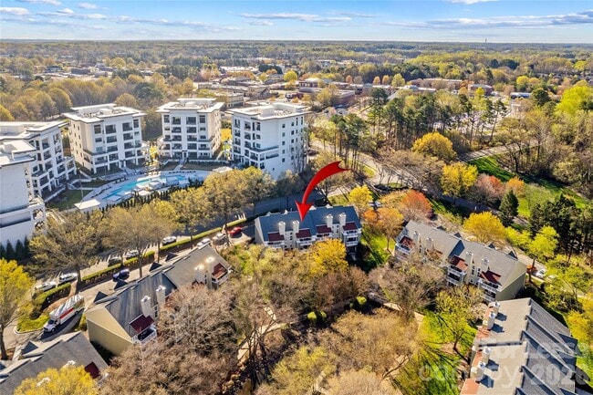 Building Photo - 19843 Henderson Rd