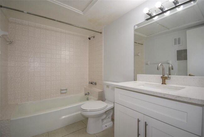 Building Photo - 9 NE 19th Ct