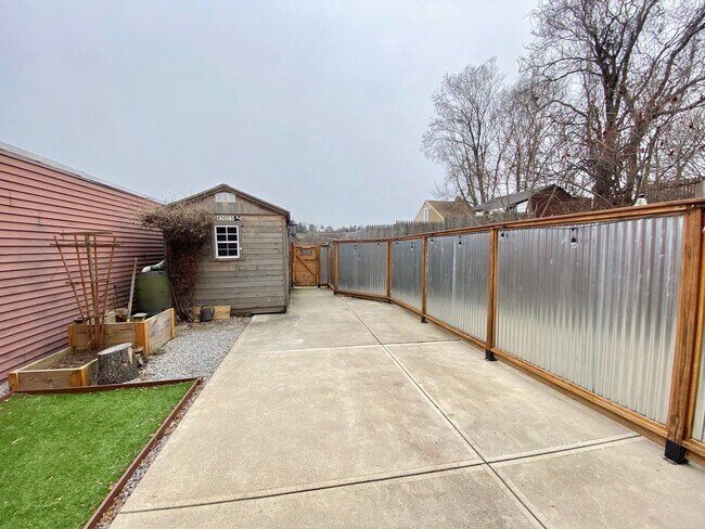 Building Photo - Modern 2 Bed/2 Bath in South Side Slopes- Available July 1st