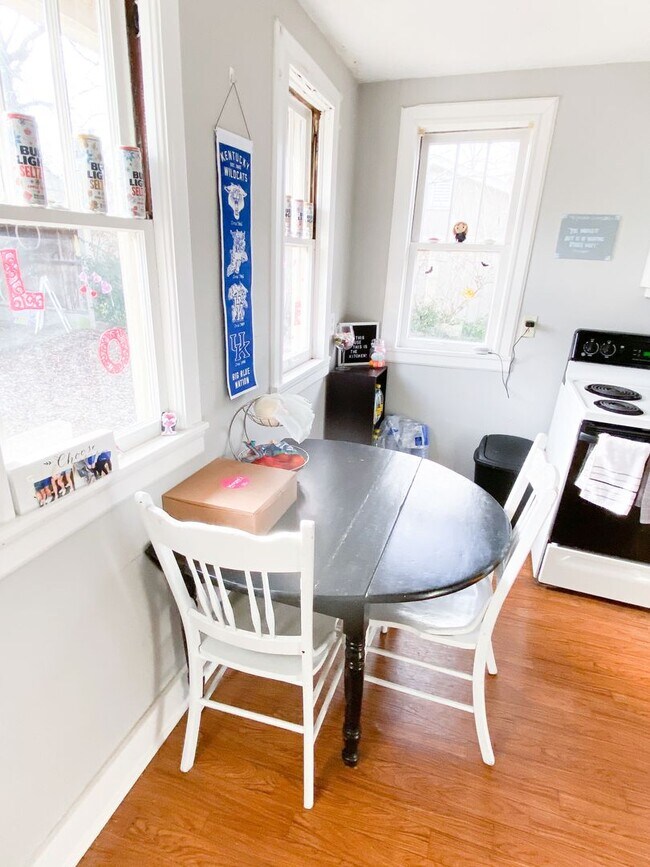 Building Photo - 722 Sunset Dr