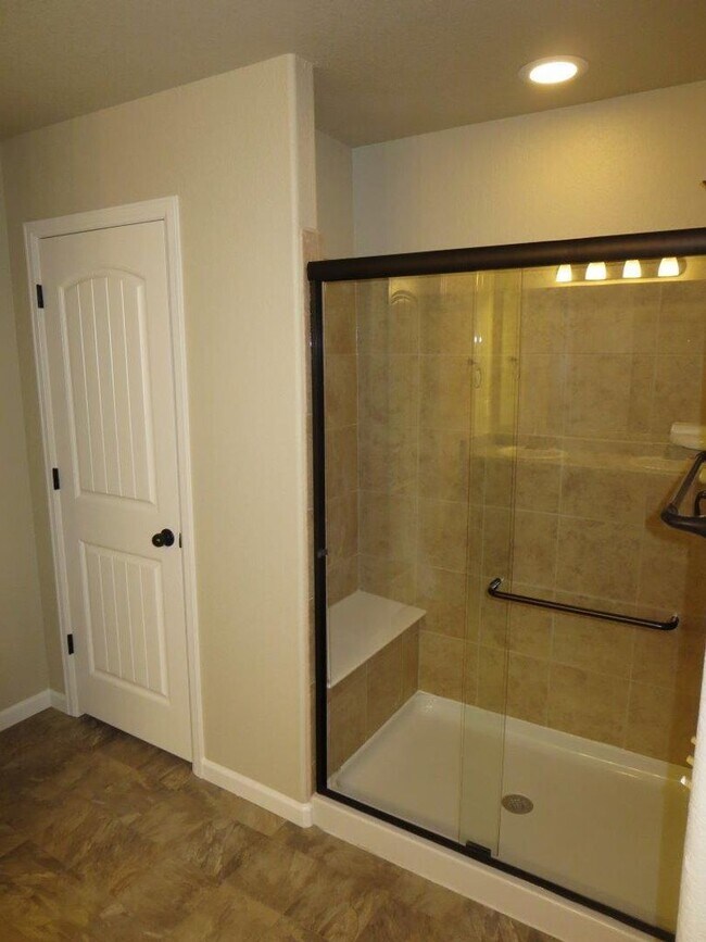 Building Photo - Available Now! 3 Bedroom 2.5 Bathroom Town...