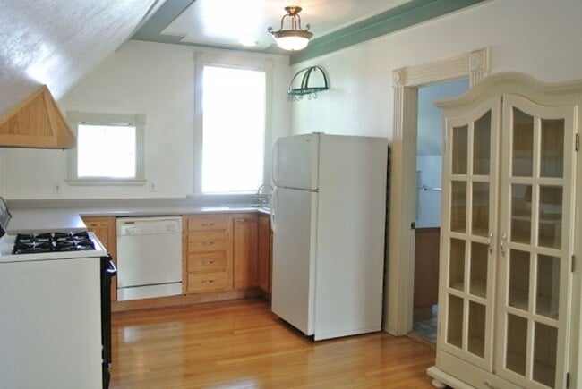 Building Photo - Bright and Spacious Second Story One-Bedroom Apartment in Prime Location!