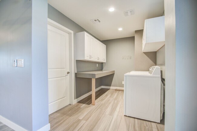 Building Photo - Charming Home in Phoenix