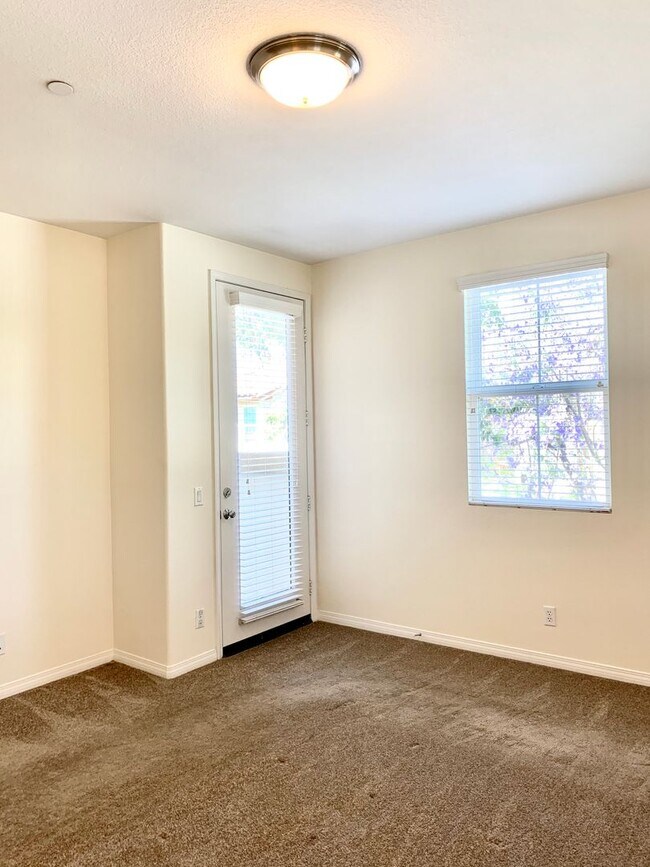 Building Photo - Enchanting 4 bedroom/2.5 bath property in the heart of Claremont Village