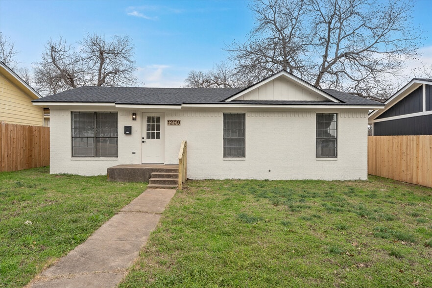 Building Photo - 1209 N 6th St