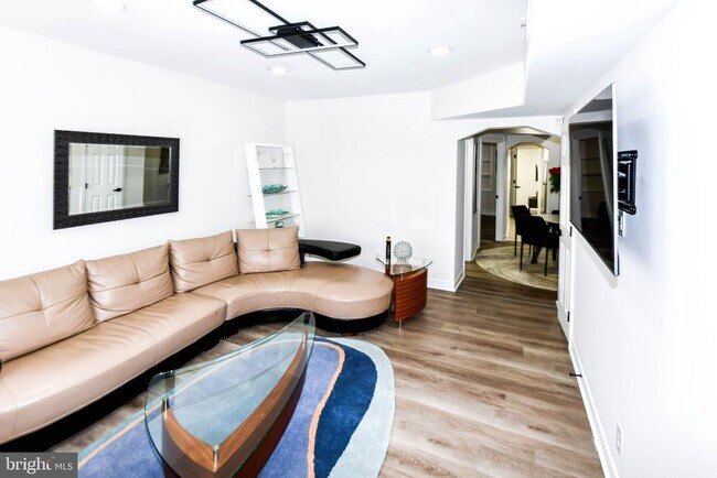 Building Photo - 554 Newcomb St SE