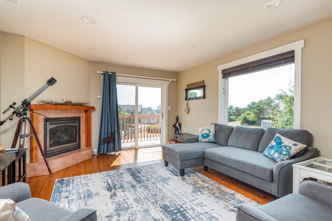 Building Photo - Spacious and Beautiful Home with Private Apartment!