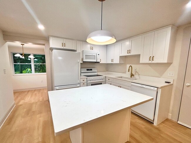 Building Photo - Newly Renovated 2-Bed, 1-Bath Duplex with Modern Upgrades