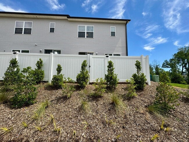 Building Photo - Cute 3BR/2BA Townhouse Minutes from Uptown