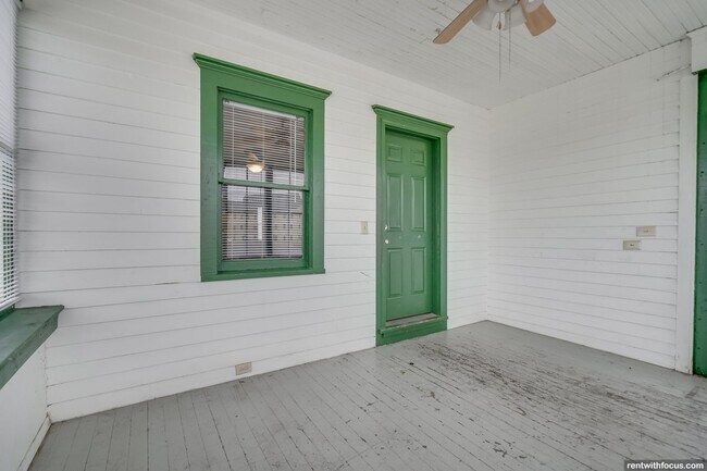 Building Photo - 211 Oak St