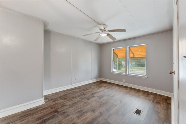Building Photo - 606 N Pine Hill St