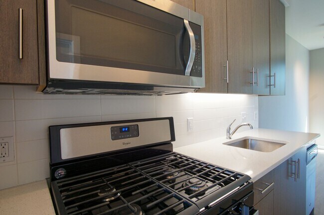 Building Photo - Sellwood 3rd Floor-Studio w W/D Ready Late...