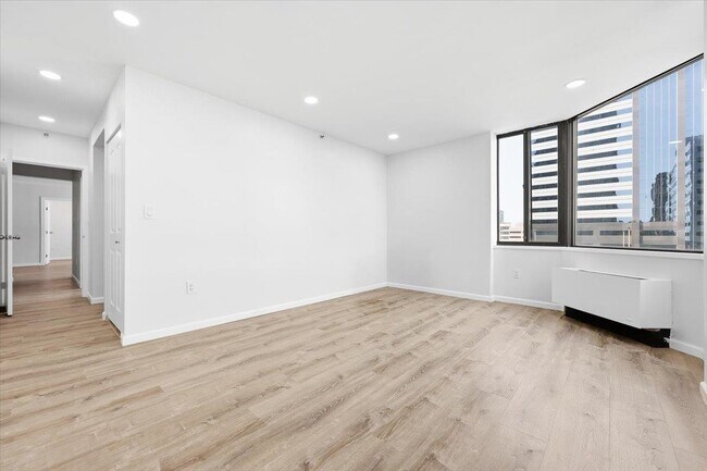 Building Photo - 45 River Dr S