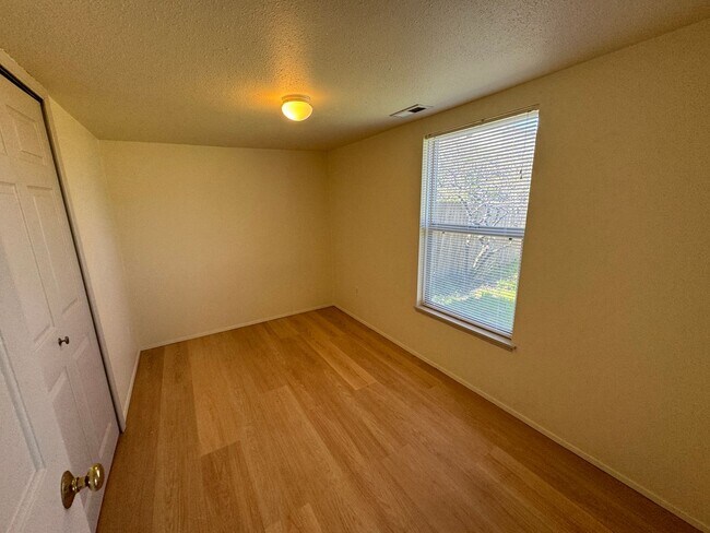 Building Photo - 1048/A/