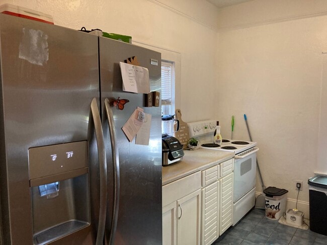 Building Photo - Spacious 2 Bedroom House Close to Campus!!