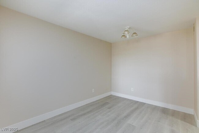 Building Photo - 555 E Silverado Ranch Blvd