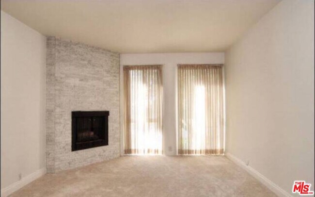 Building Photo - 318 N Maple Dr