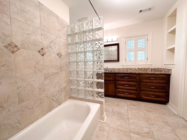 Building Photo - 3 Bedroom House: Walking Distance to Campu...