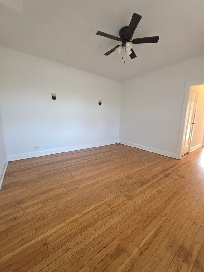 Building Photo - 5816 W Chicago Ave