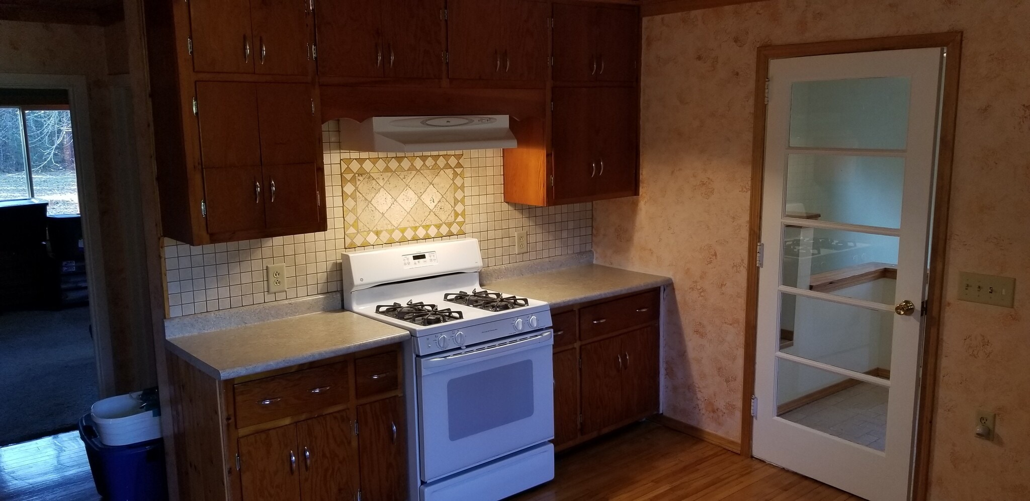 Kitchen / Range - 1596 Schmidt Rd