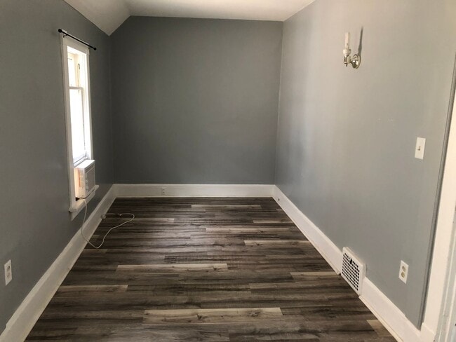 Building Photo - 930 42nd St