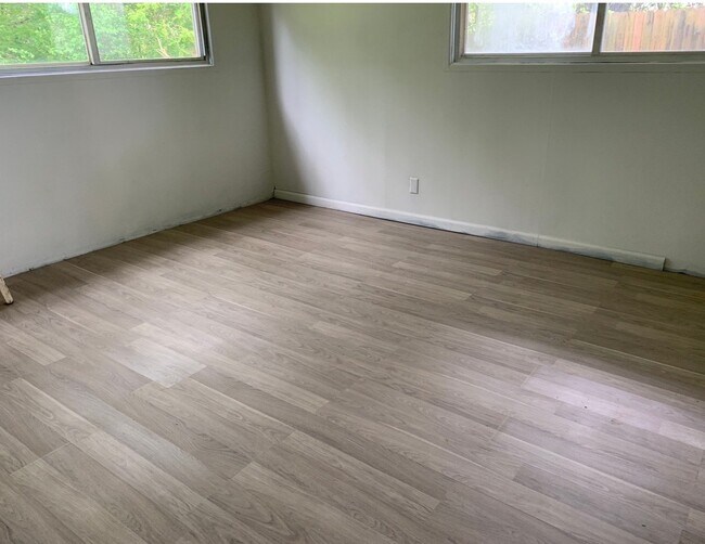 Building Photo - 584 Cedardale Dr
