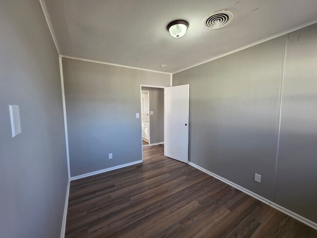 Building Photo - Charming 3-Bedroom Home – Modern, Clean & Carpet-Free!