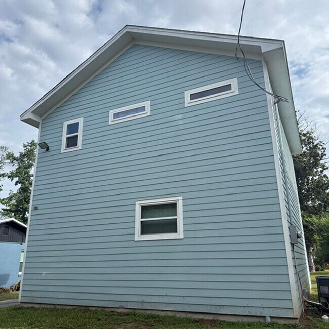 Building Photo - 2 Bedroom 1 Bath House