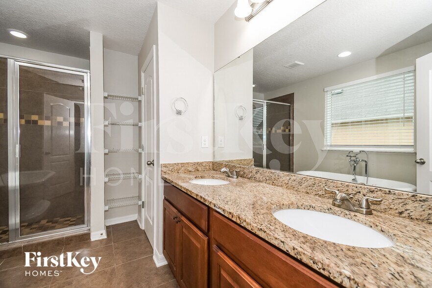 Building Photo - 10280 Magnolia Hills Dr