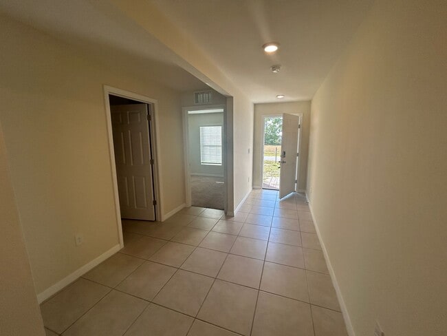 Building Photo - 3927 NE 23rd Pl