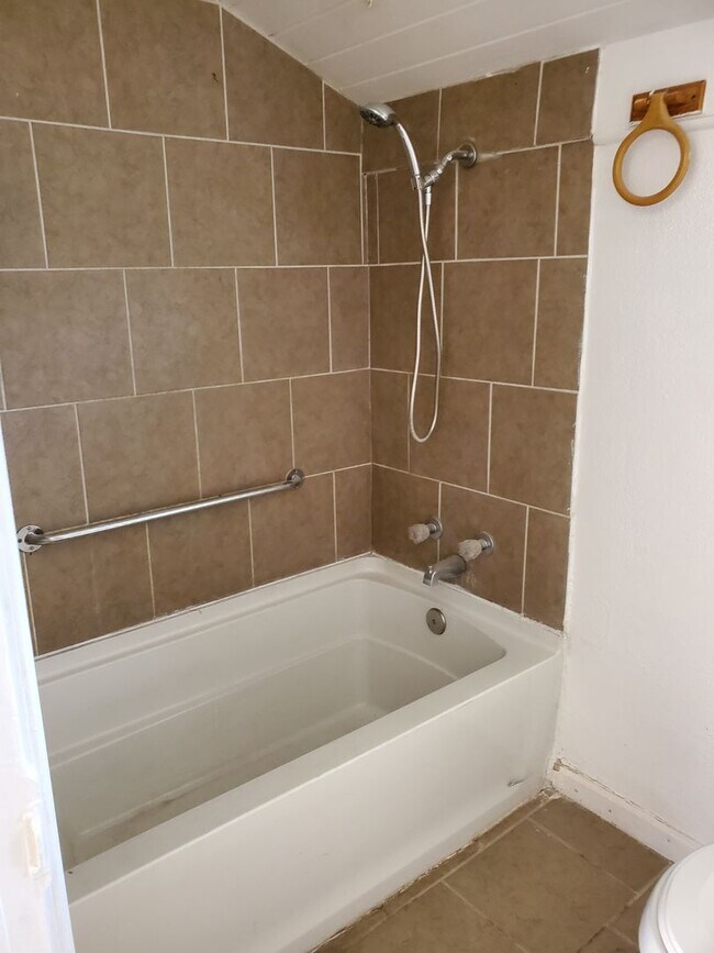 Building Photo - Downtown Charmer