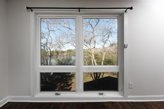 Building Photo - Mid Town Location with a Water View