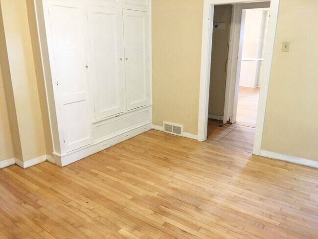 Building Photo - 4-bedroom 1 Bath Single-Family Home Near D...