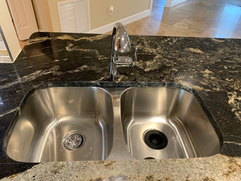 Building Photo - 926 NW Spruce Ridge Dr