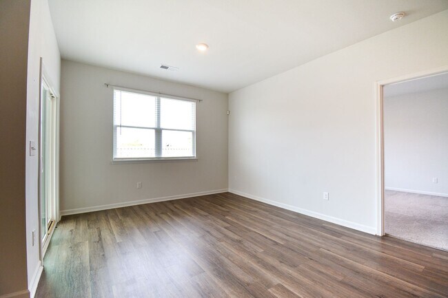 Building Photo - 3 Bedroom Home in Waterside Community of S...