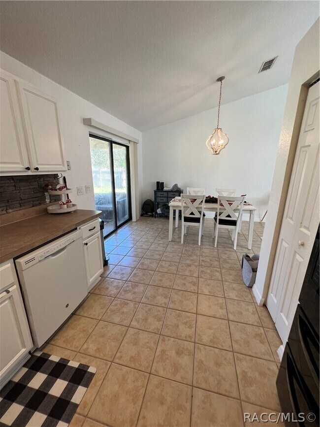 Building Photo - 1211 W Newbury St