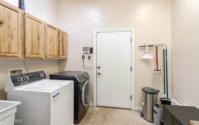 Building Photo - 4290 S Silva Dr