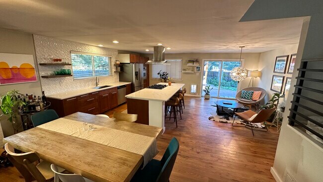 Building Photo - 2871 Loma Pl