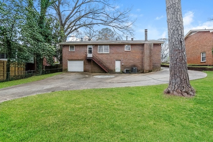 Building Photo - 924 Green Forest Dr