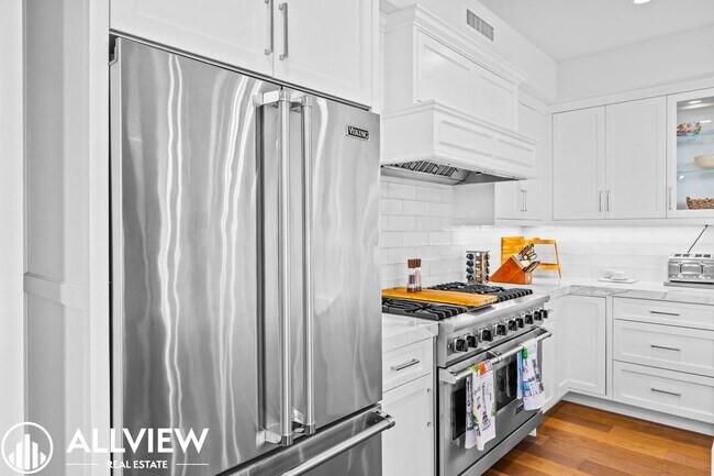 Building Photo - Gorgeous 3 bed 3.5 bathroom home available...