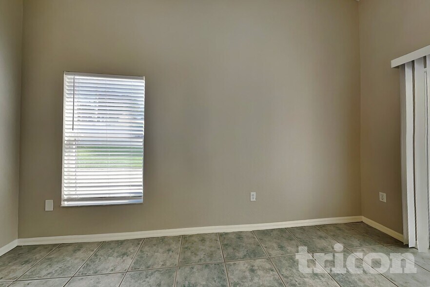 Building Photo - 7641 Manor Dr