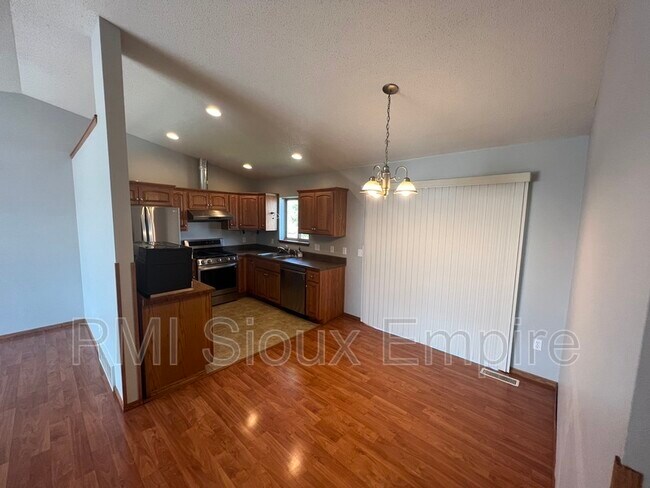 Building Photo - 4829 S Wilson Ave