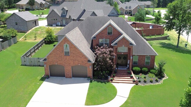Building Photo - Beautiful 5-bed/3-bath home with covered patio