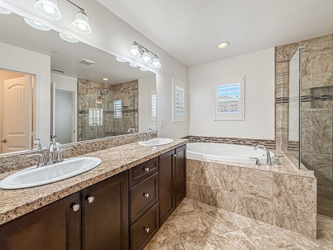 Building Photo - 3 bed, 2 1/2 bath townhome in sought-after Oak Terrace community
