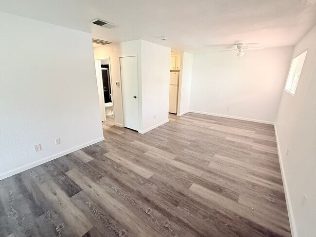 Building Photo - Beautifully Updated Corner Unit with Mount...