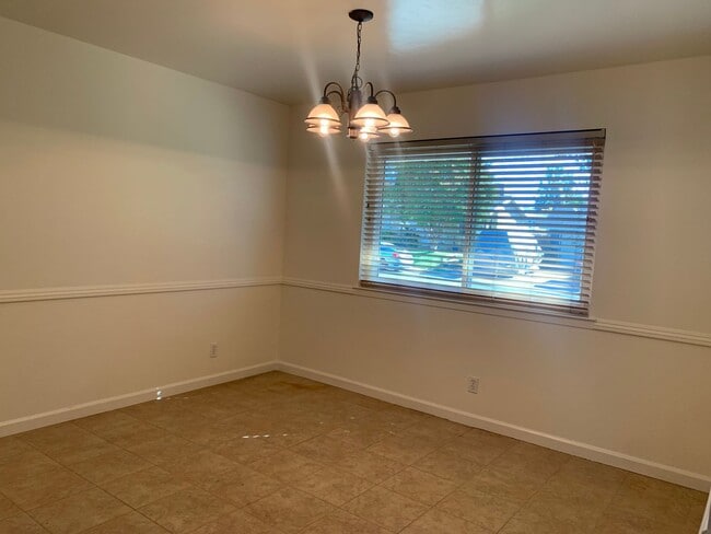 Building Photo - 3 bedroom 2 bath home with HUGE yard in Orangevale