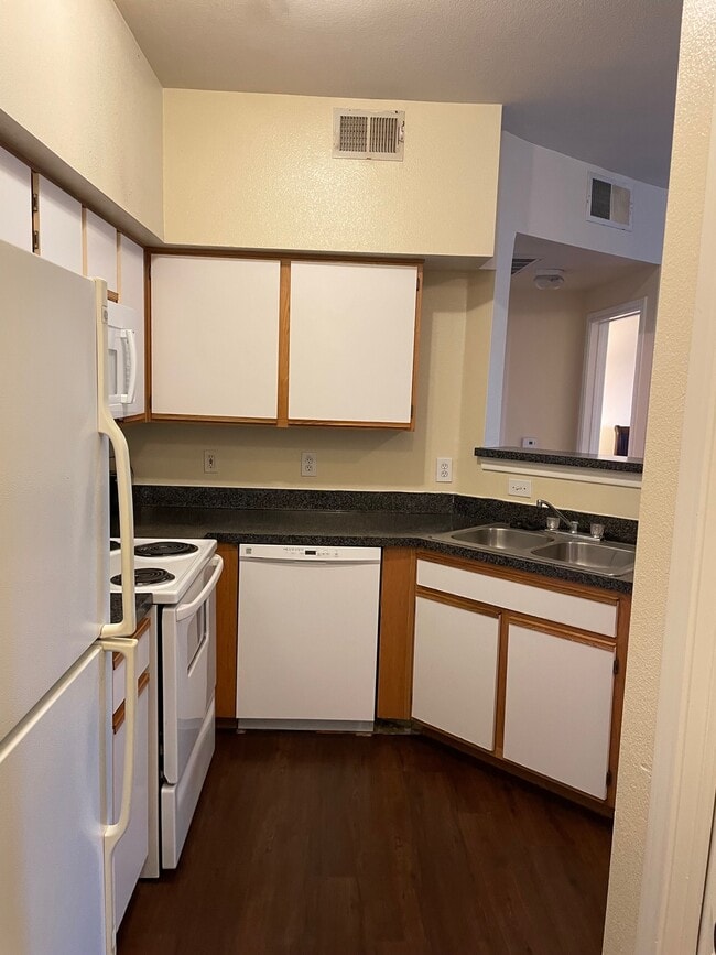 Building Photo - 2320 Gracy Farms Ln