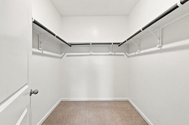 Building Photo - 405 Willow Creek Dr
