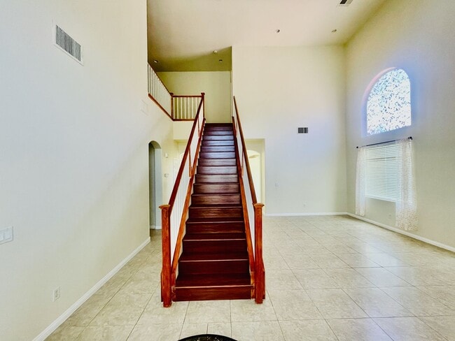 Building Photo - Newly Renovated 5 bd, 3 bth, Loft, w/ down...