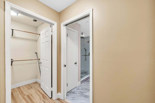 Building Photo - 827 Oak Harbour Dr